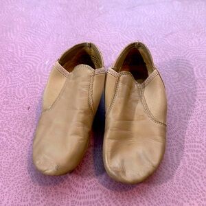 Capezio E-Series Jazz Slip On, Women’s Shoe, Caramel, Size 5.5M